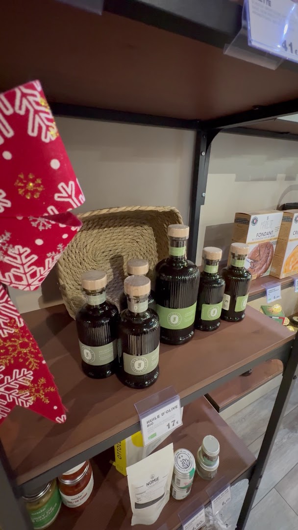 Bon Appétit: clear display of shop products