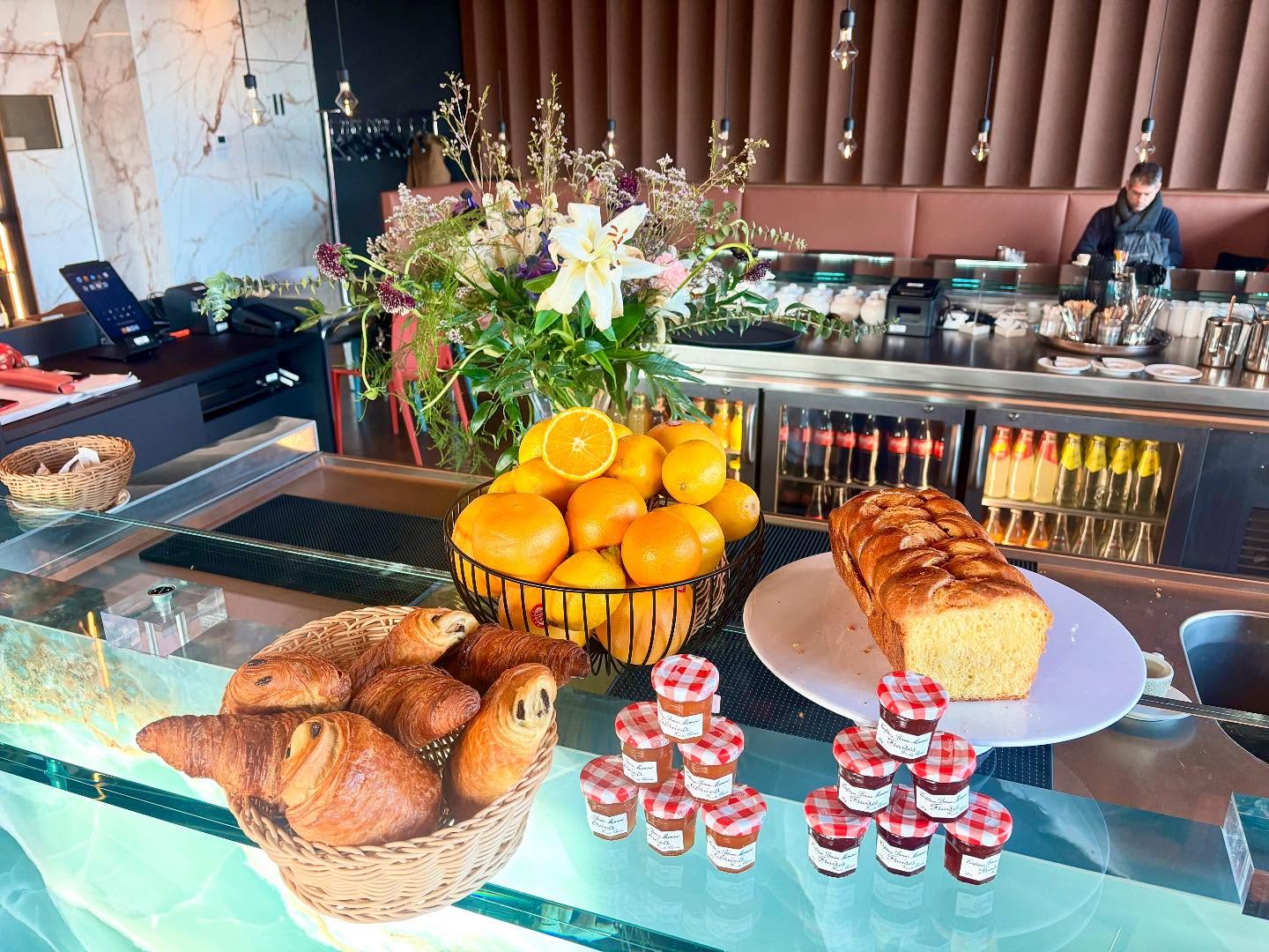 Le Quai des Saveurs: appetizing display of breakfast items