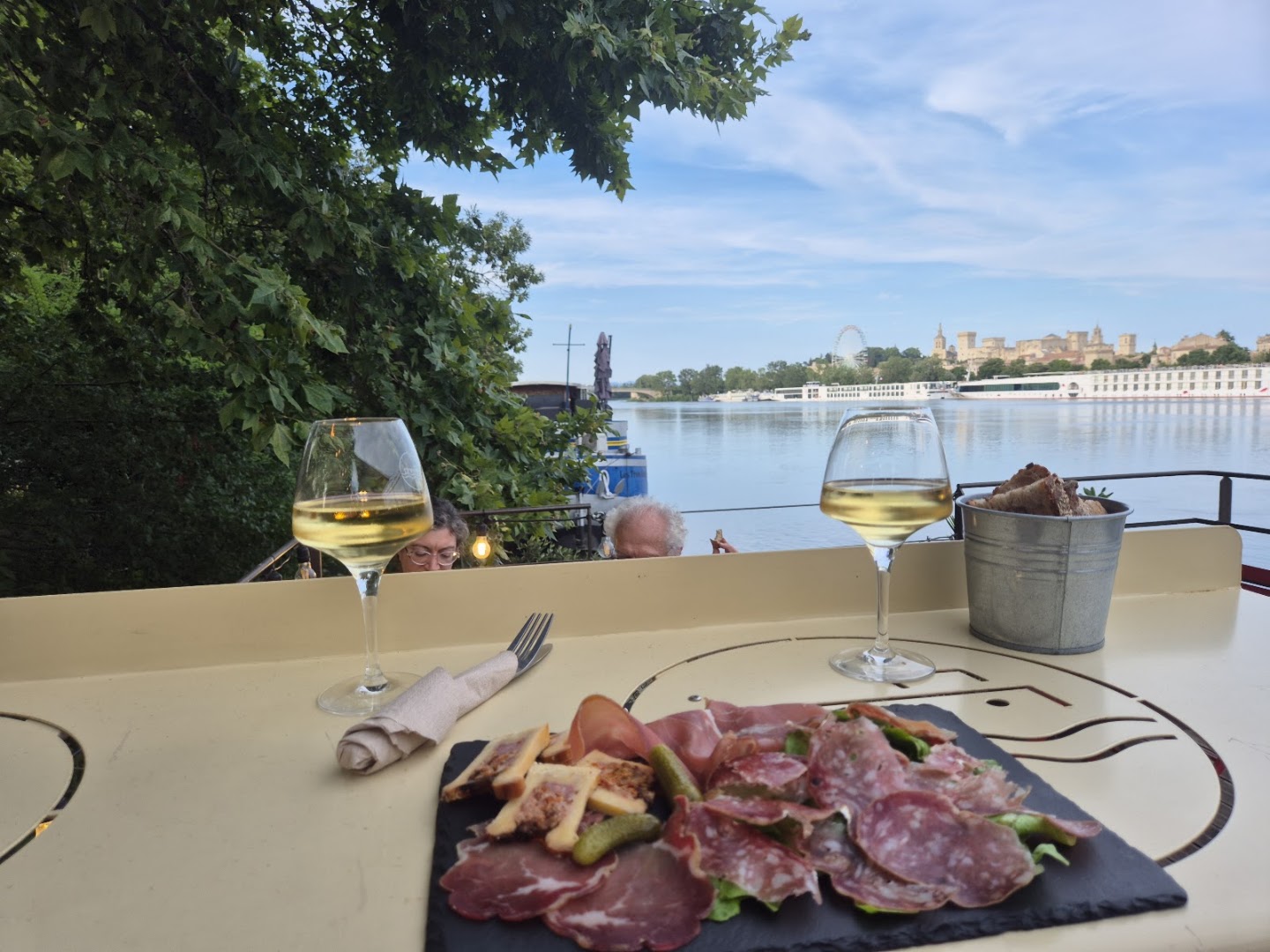 Vinotage: appealing atmosphere with food drinks
