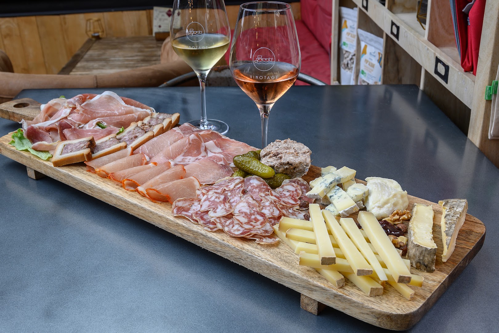 Vinotage: appetizing food and drink presentation