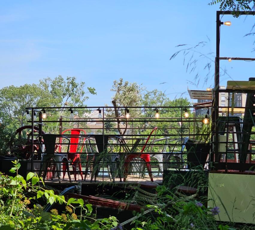 Vinotage: inviting terrace atmosphere and view