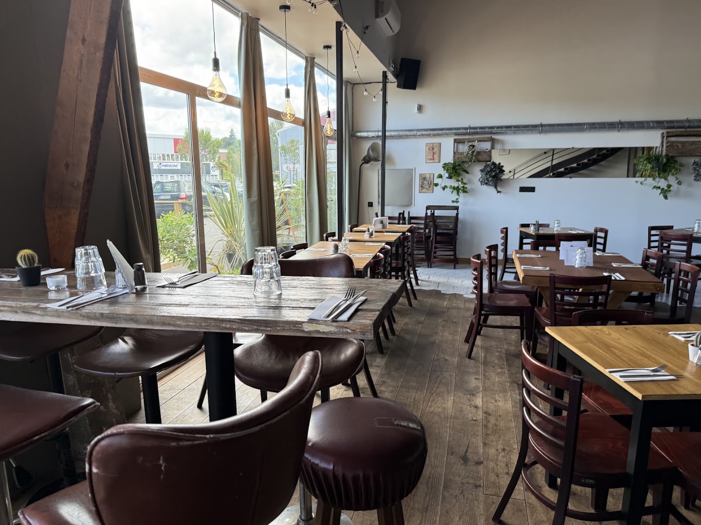 Café Grand Biarritz: clear, inviting interior atmosphere