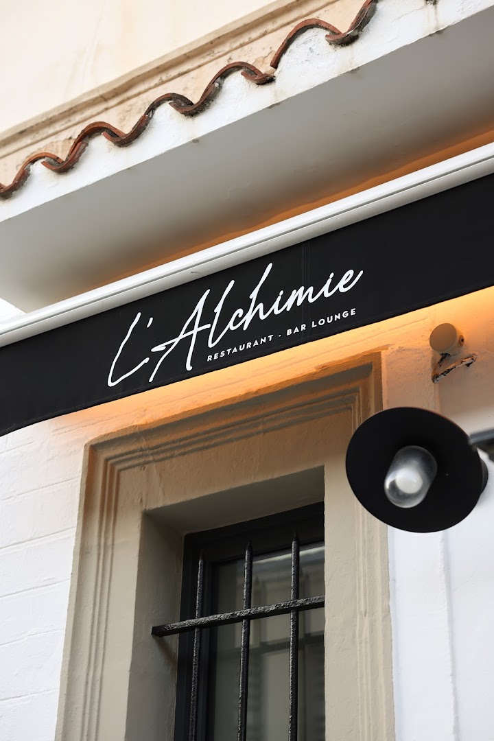 L'Alchimie: clear professional shot of signage