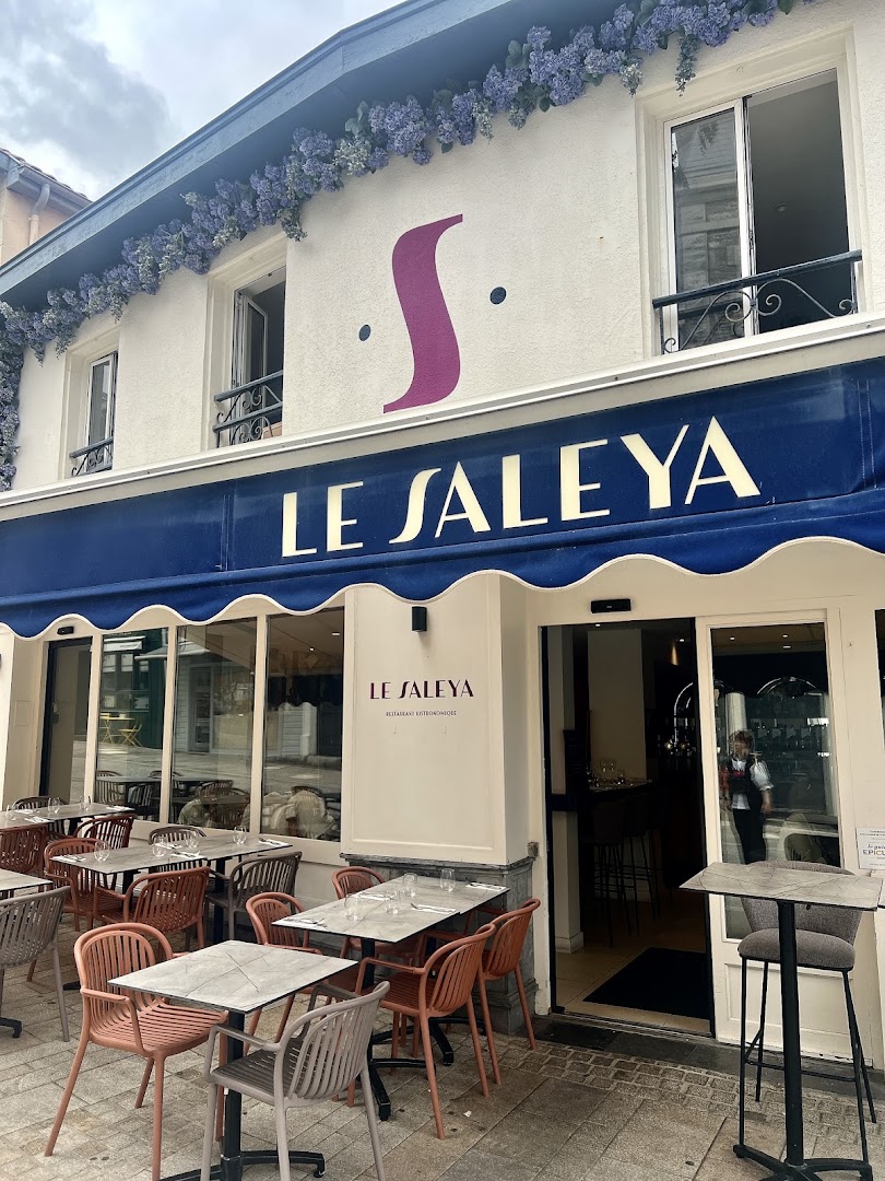 Le Saleya: clear, professional exterior restaurant shot