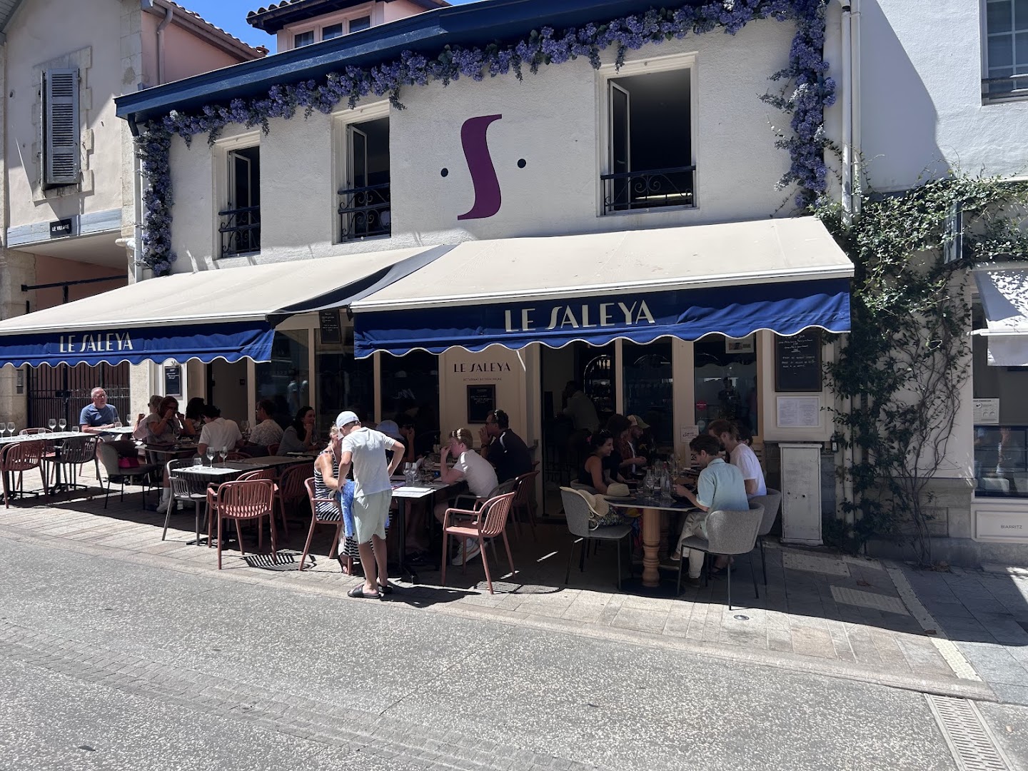 Le Saleya: inviting atmosphere and clear exterior