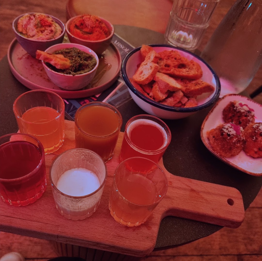 Absolem: appetizing food and drink presentation