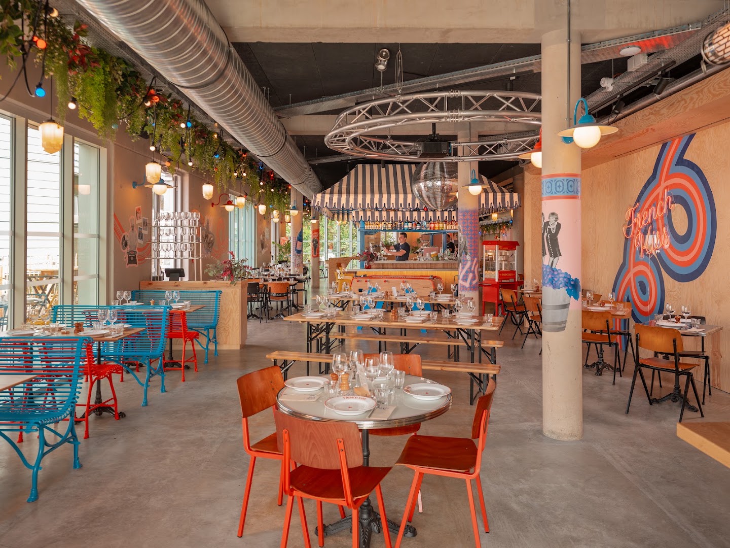 French Kiss: high quality interior atmosphere shot