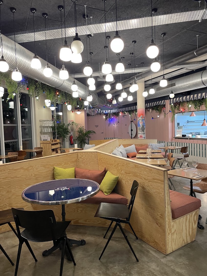 French Kiss: clear, inviting interior atmosphere photo