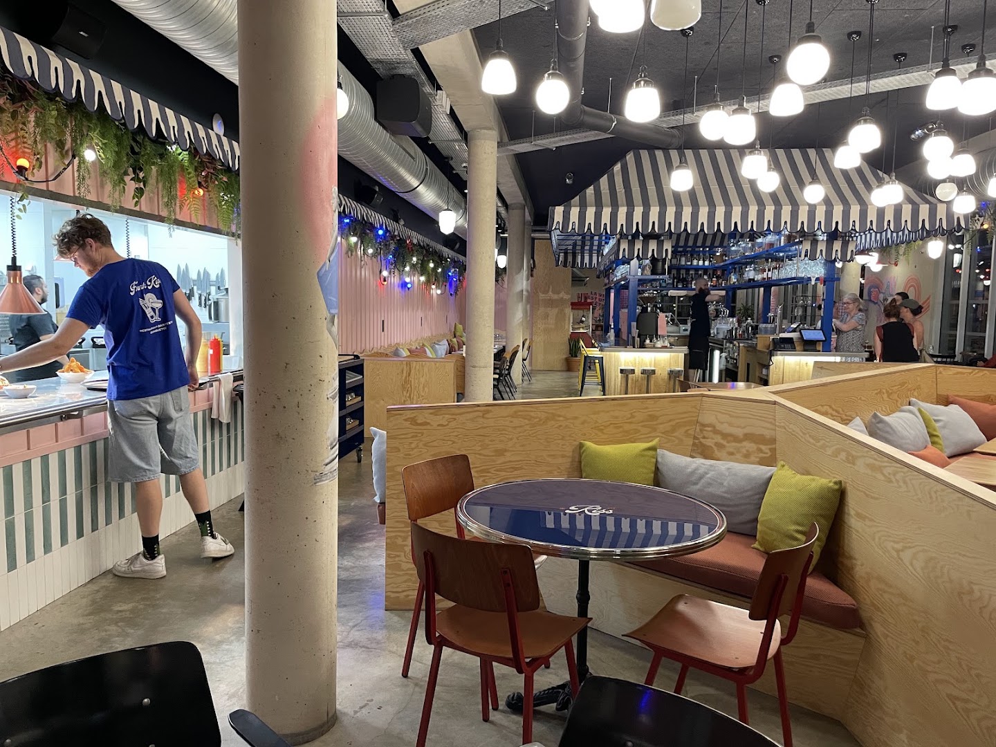 French Kiss: clear, inviting interior atmosphere shot