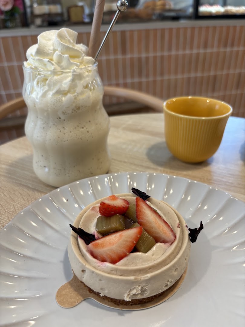 MOME: appetizing photo of food and drink