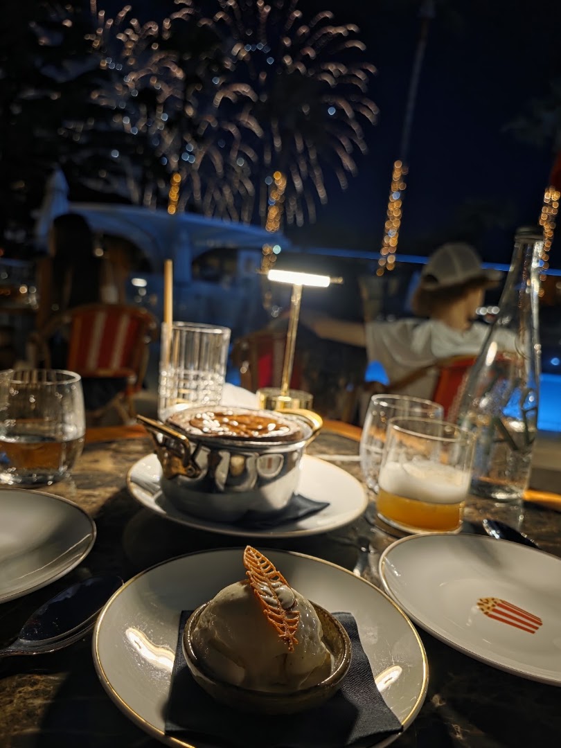 Beefbar Cannes: atmospheric dining shot with fireworks