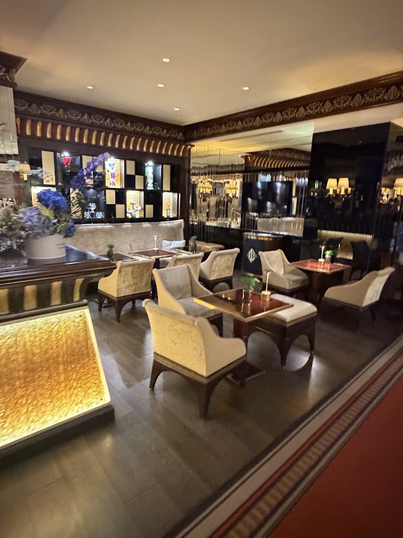 Beefbar Cannes: elegant restaurant interior atmosphere