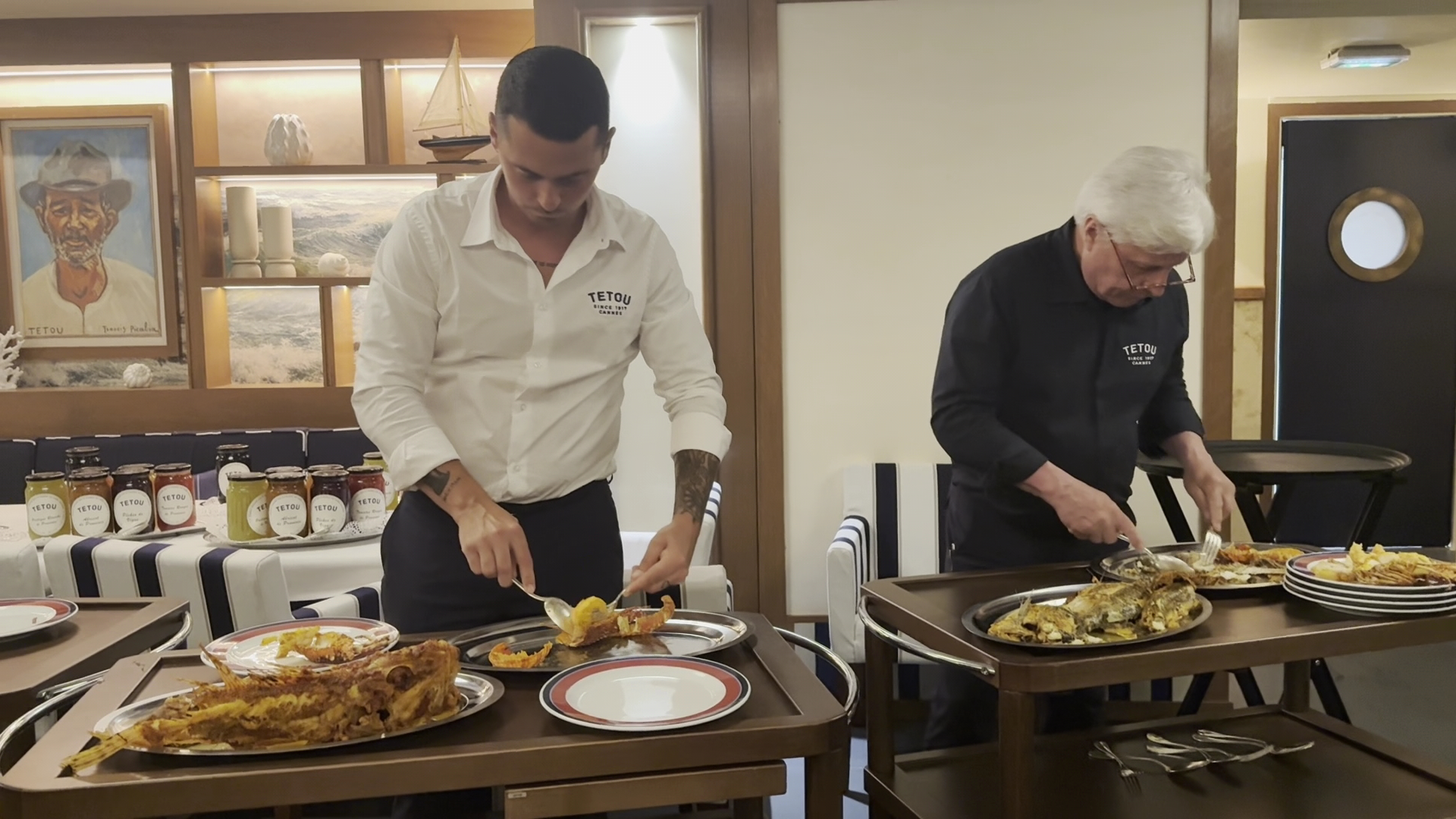 Tétou: professional staff serving food