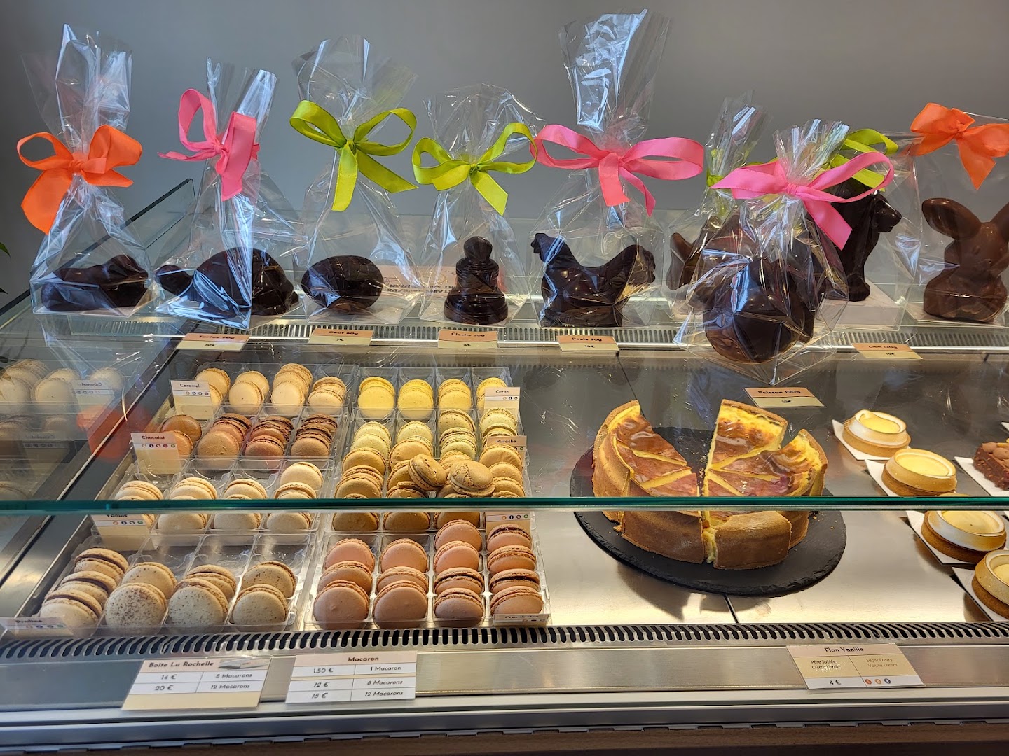 Praline et Kakao: clear display of shop products