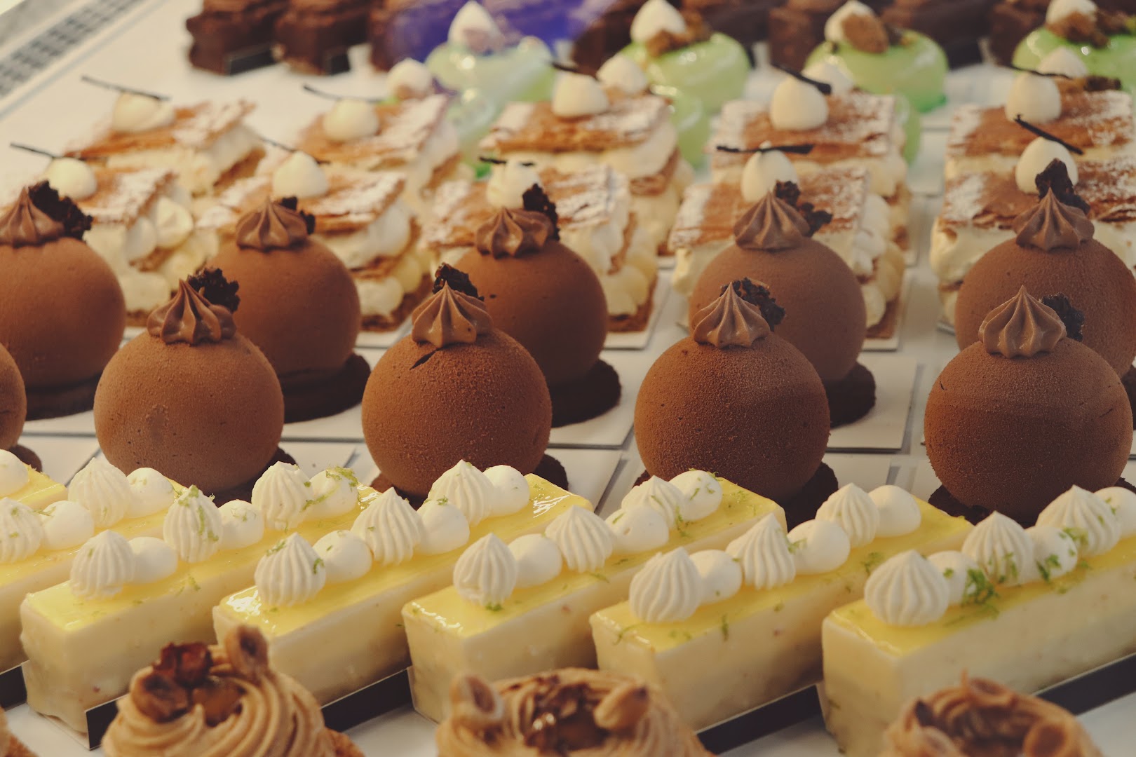 Praline et Kakao: appetizing display of shop products