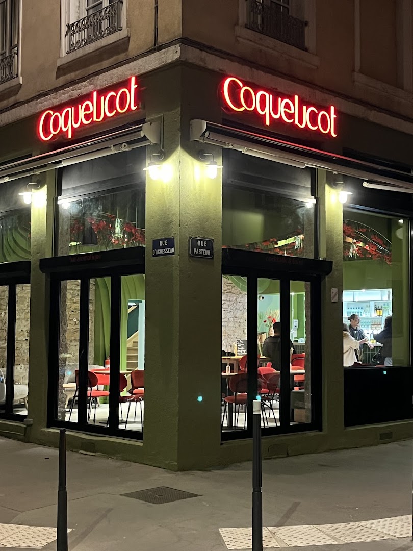 Coquelicot: clear, inviting exterior night shot