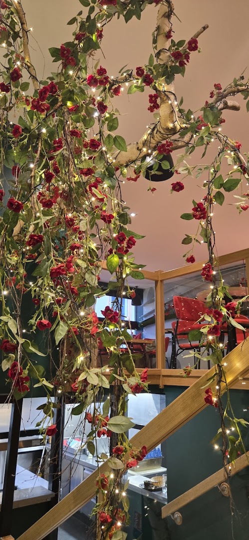 Coquelicot: attractive interior decor and atmosphere