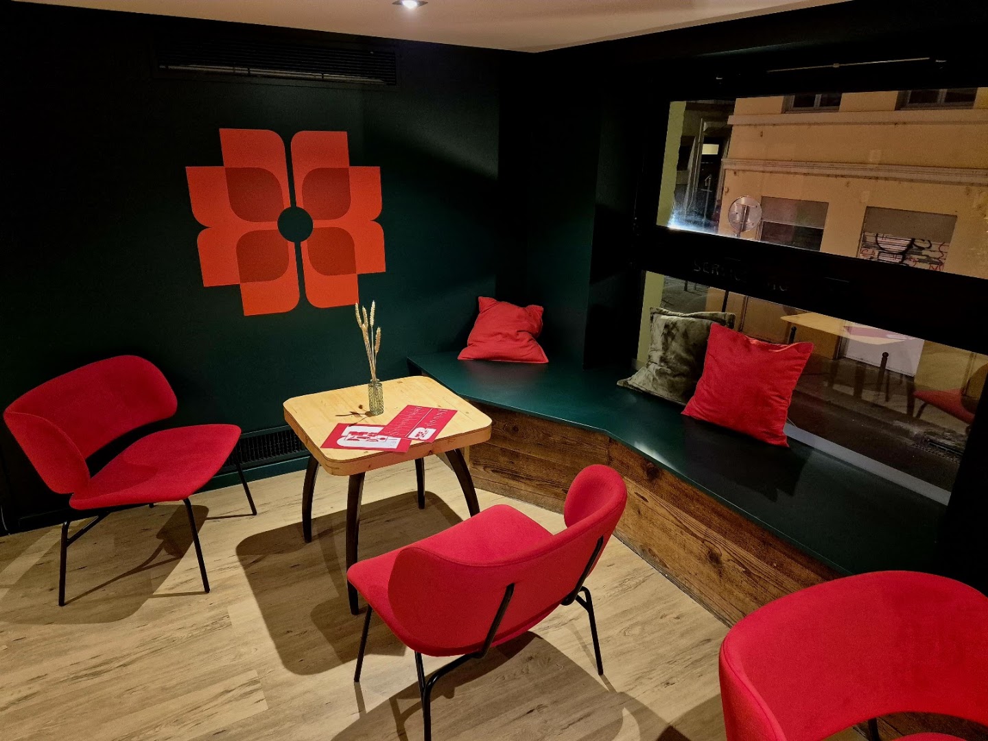 Coquelicot: clear, inviting interior atmosphere