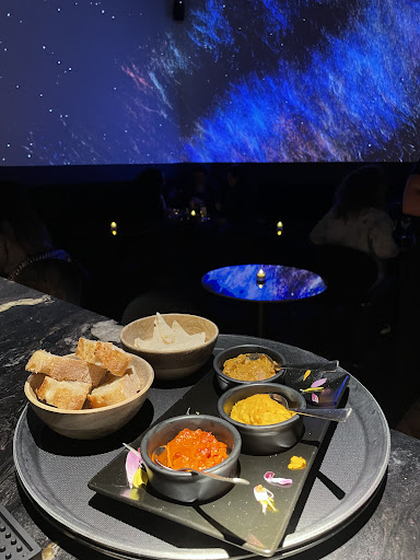 G5: appetizing food in atmospheric setting