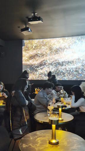 G5: venue's lively atmosphere