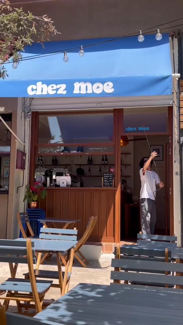 Chez Moe: clear, inviting exterior of venue