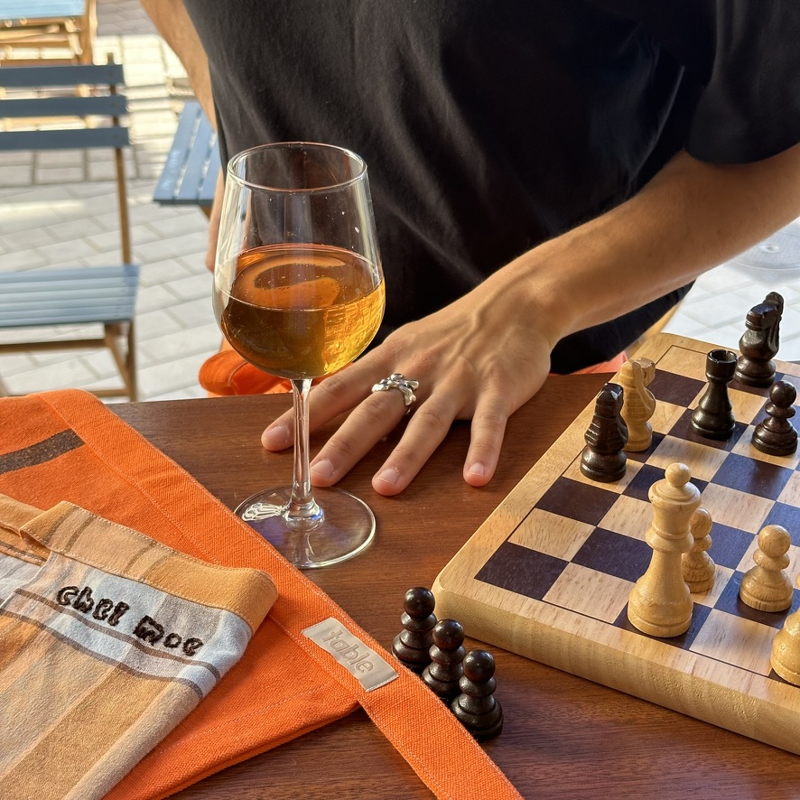 Chez Moe: inviting atmosphere with drinks