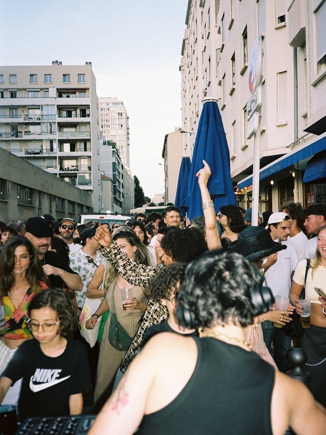 Dérive: lively bar atmosphere well