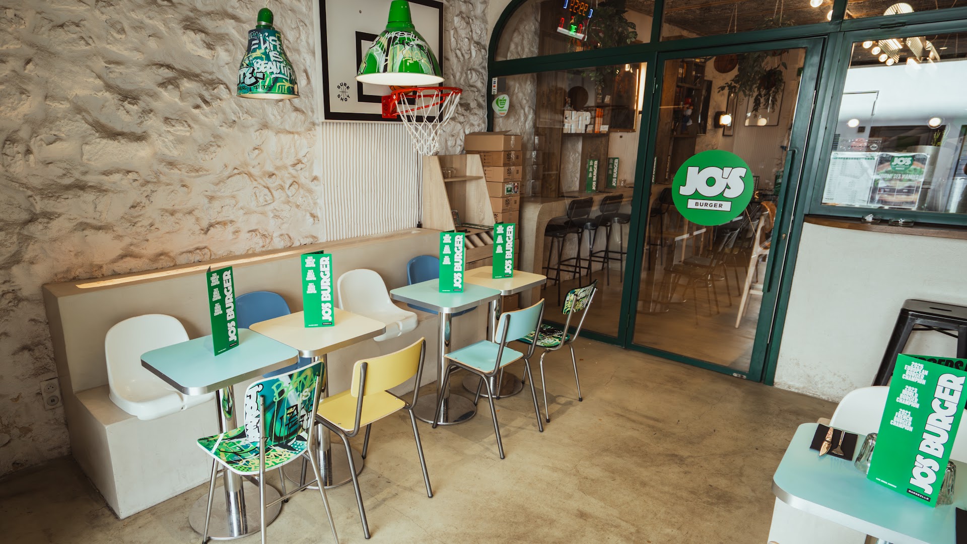 Jo's Burger: clear, inviting restaurant interior shot