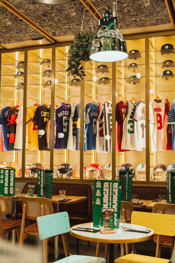 Jo's Burger: attractive interior and restaurant atmosphere