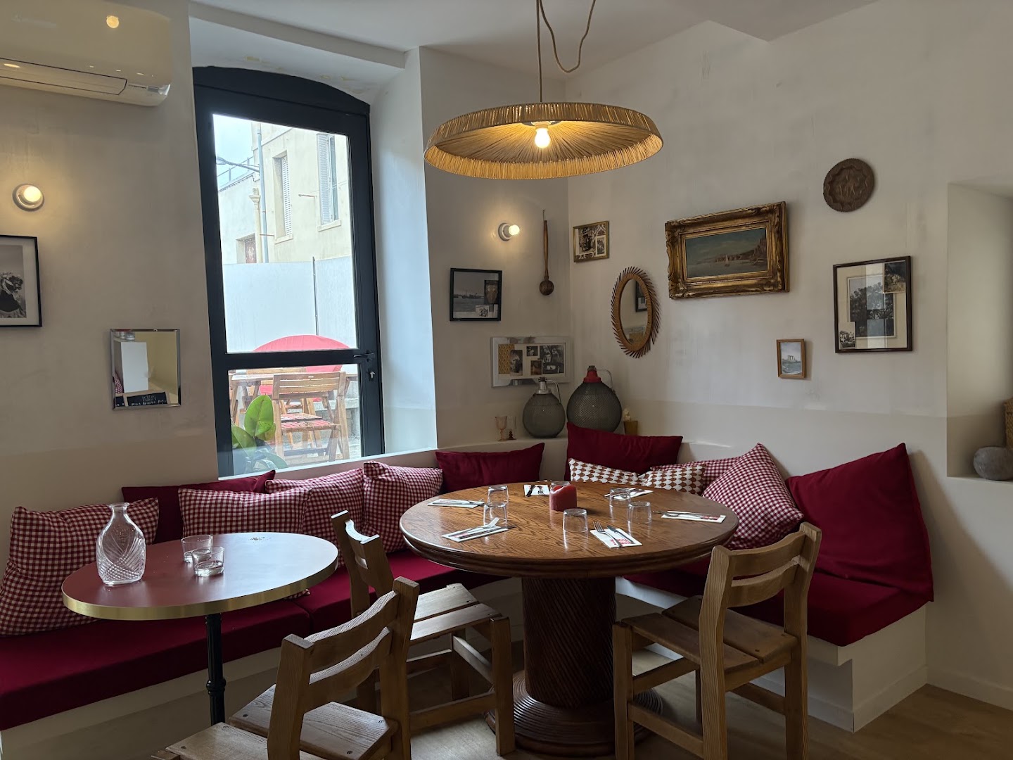 Zaÿ Zaÿ: inviting and well-lit restaurant interior