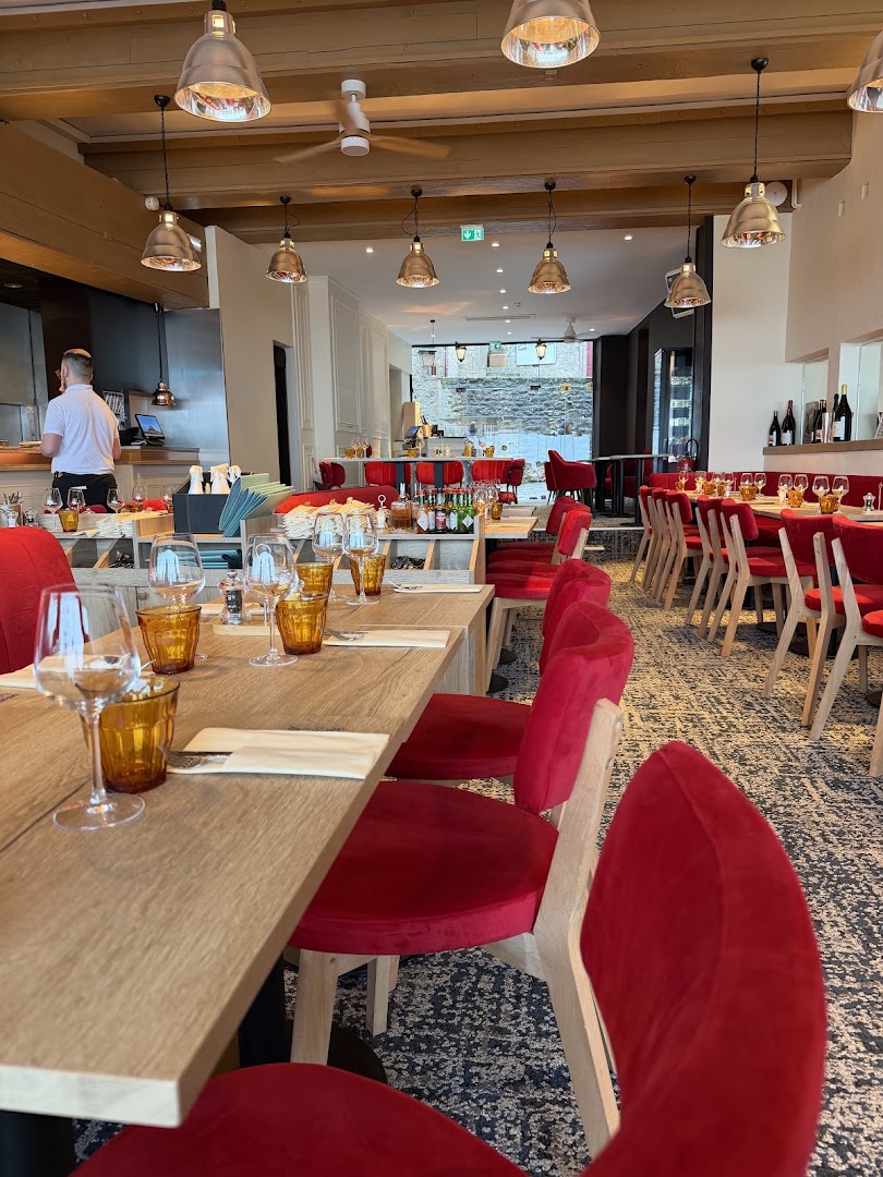 Les Terrasses de la Baie: clear, inviting restaurant interior shot