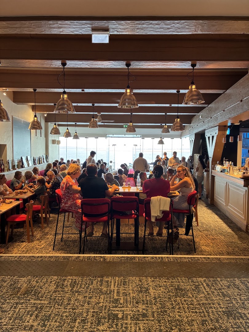 Les Terrasses de la Baie: inviting atmosphere showing restaurant interior