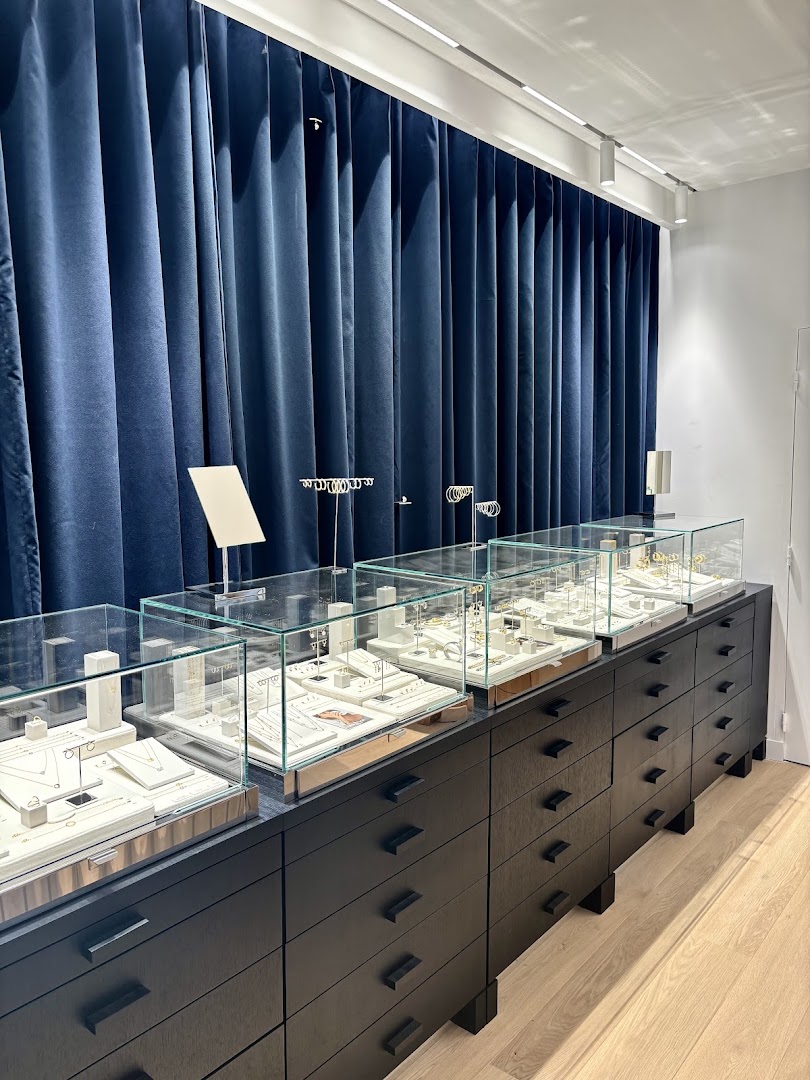 Agatha: clear, professional shop interior display