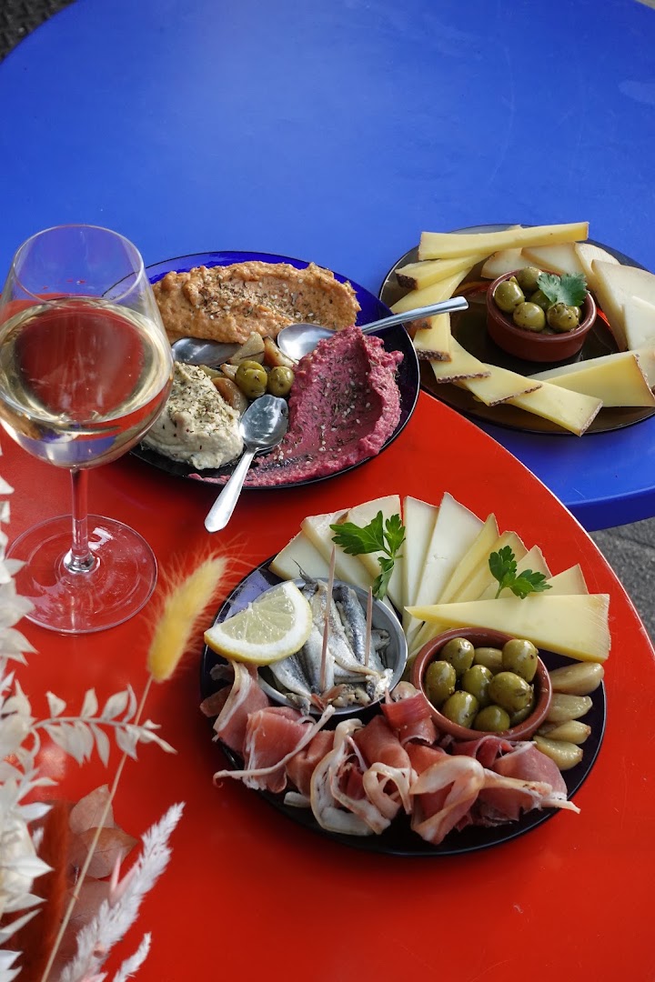 Barri: appetizing food and drink presentation