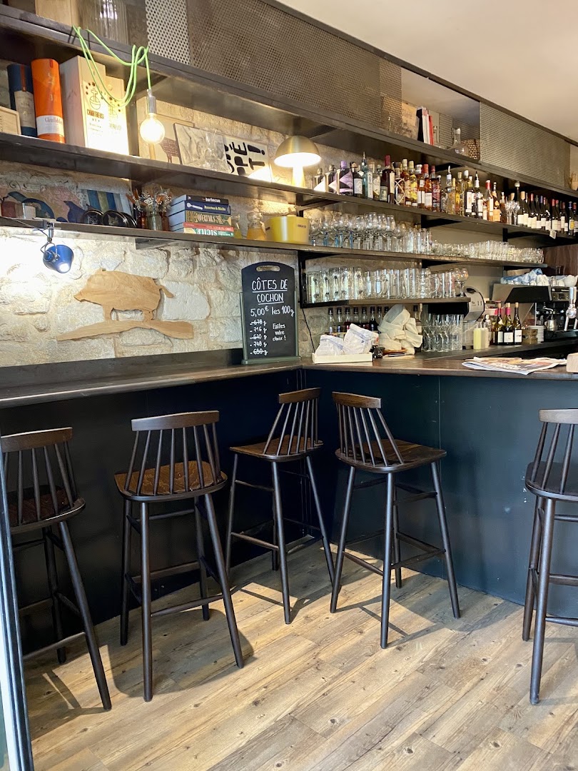 Chez Gus: clear, inviting restaurant interior shot