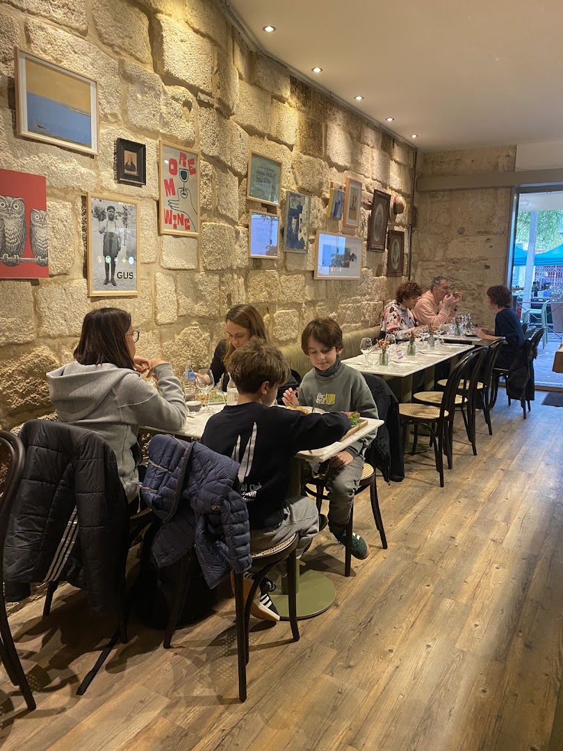 Chez Gus: inviting restaurant atmosphere