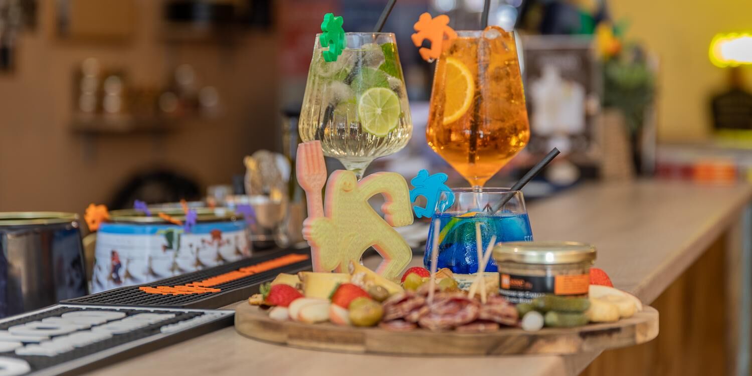 Le Bulle Dingue: appealing photo of drinks and food