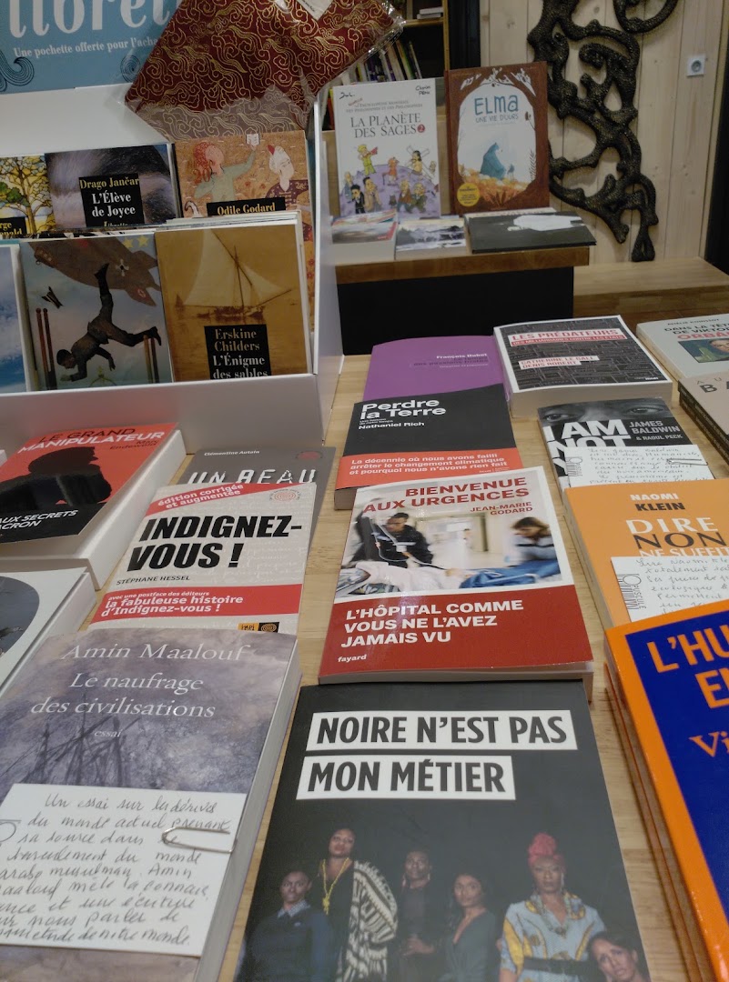 L'Opuscule: clear display of shop products