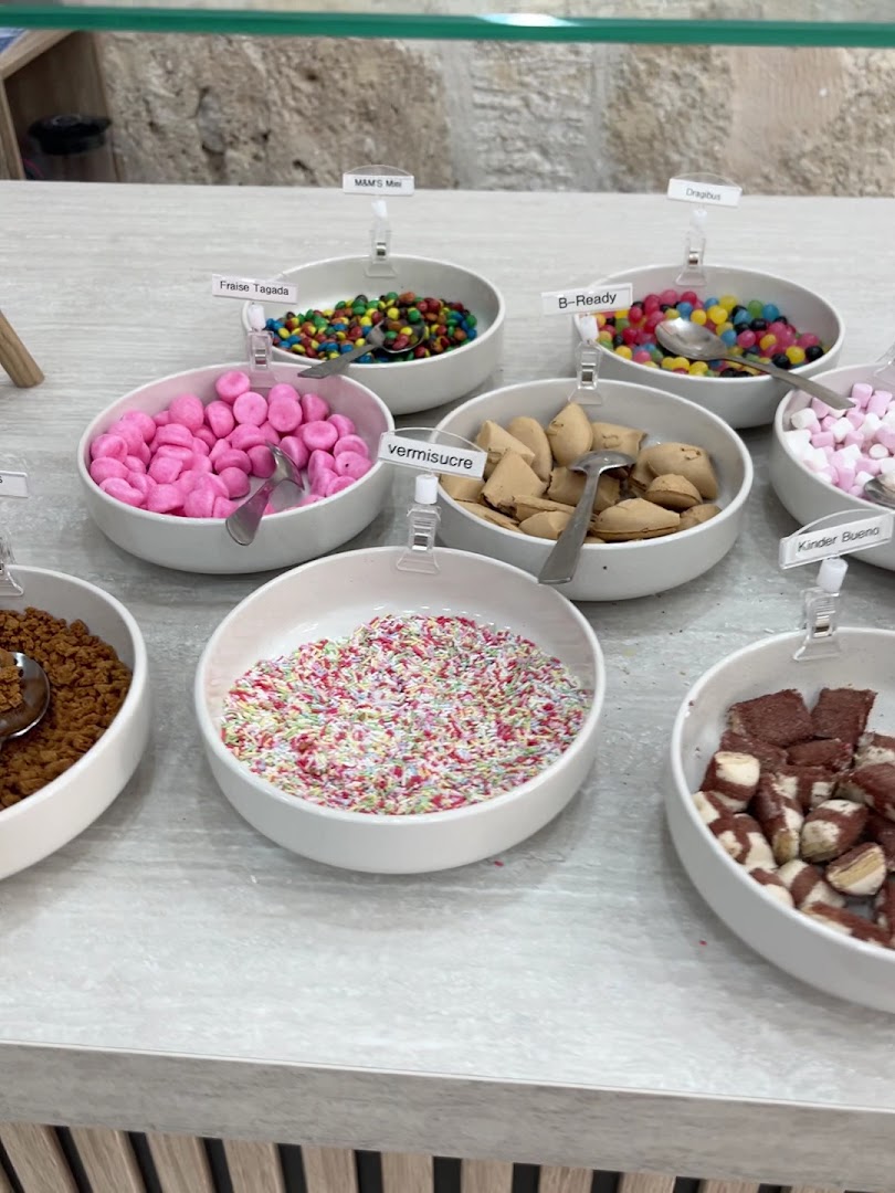 Nito Gelato: clear display of gelato toppings