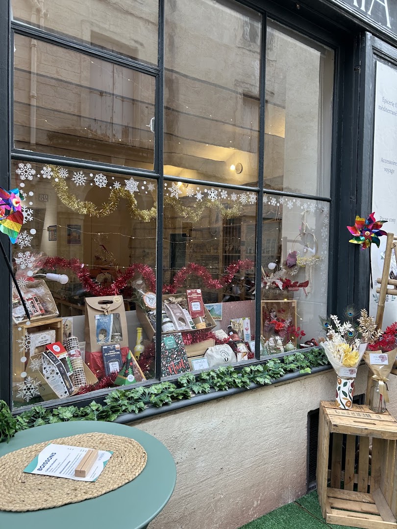 Nomaïa: clear, inviting shop window display