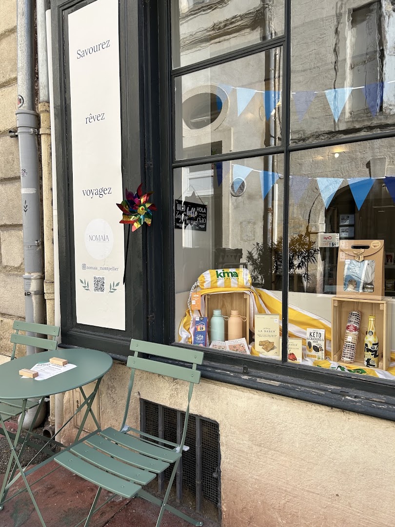 Nomaïa: clear storefront display and atmosphere