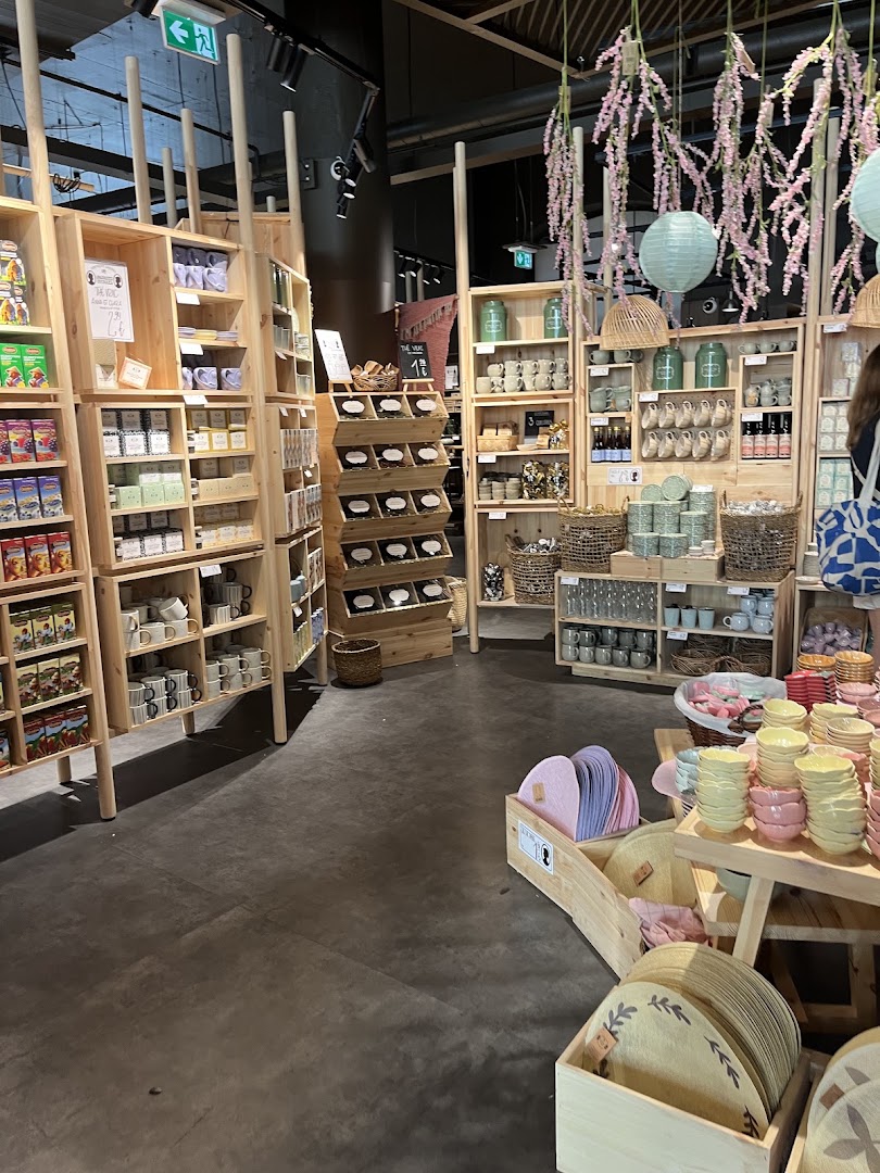 Søstrene Grene: clear, inviting shop interior display