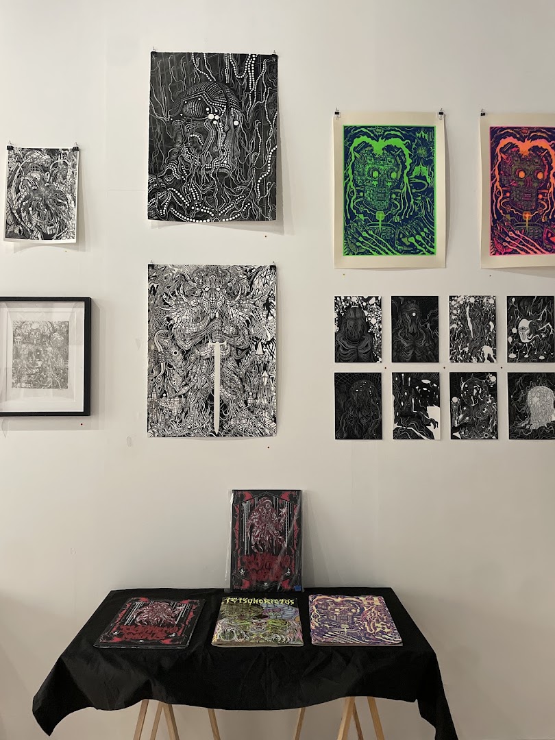 Seven Eyes Galerie: clear display of gallery artwork