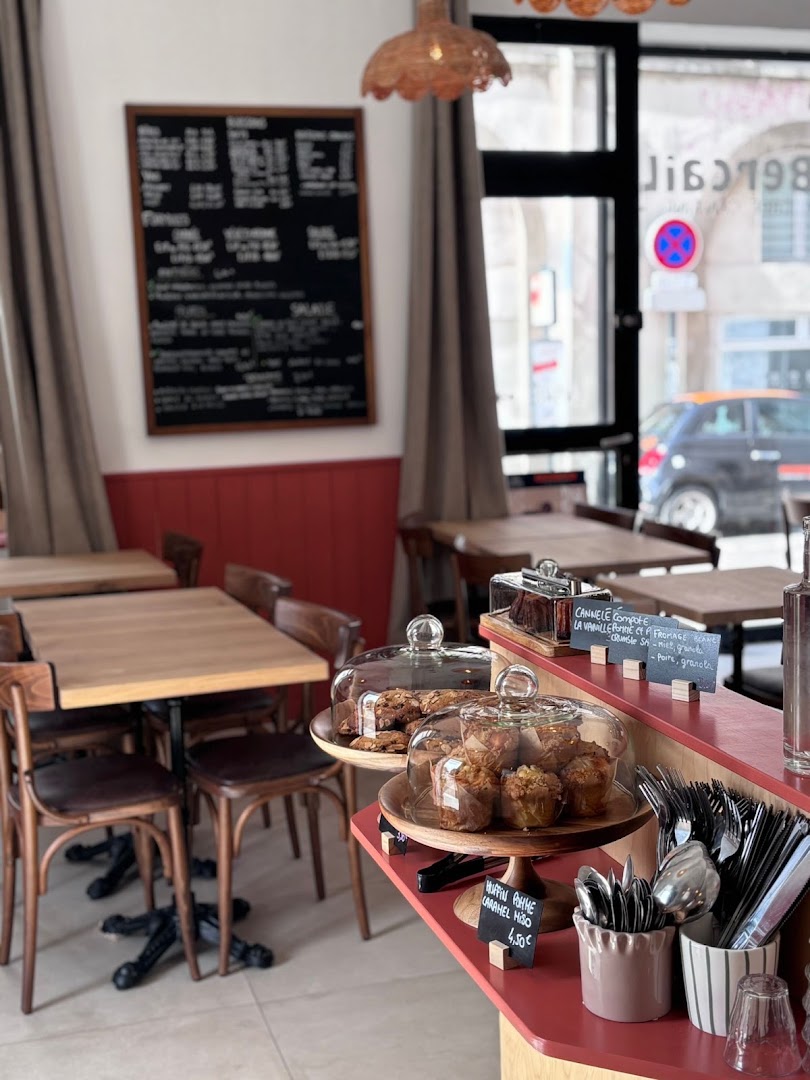 Bercail: inviting interior with food display