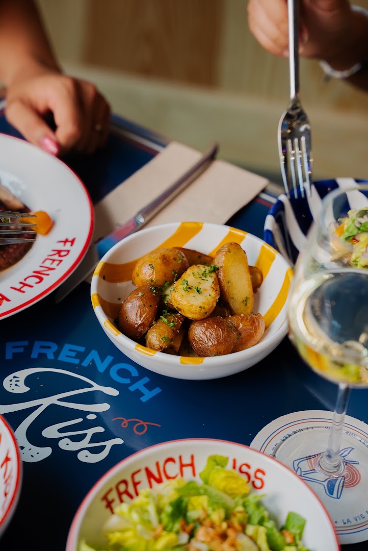 French Kiss Nantes: appetizing food photography with clear branding