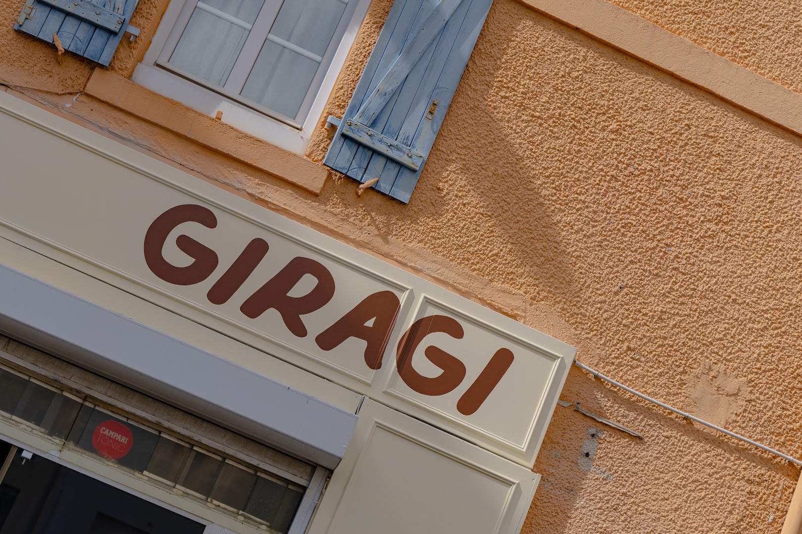 Giragi: clear exterior signage of restaurant