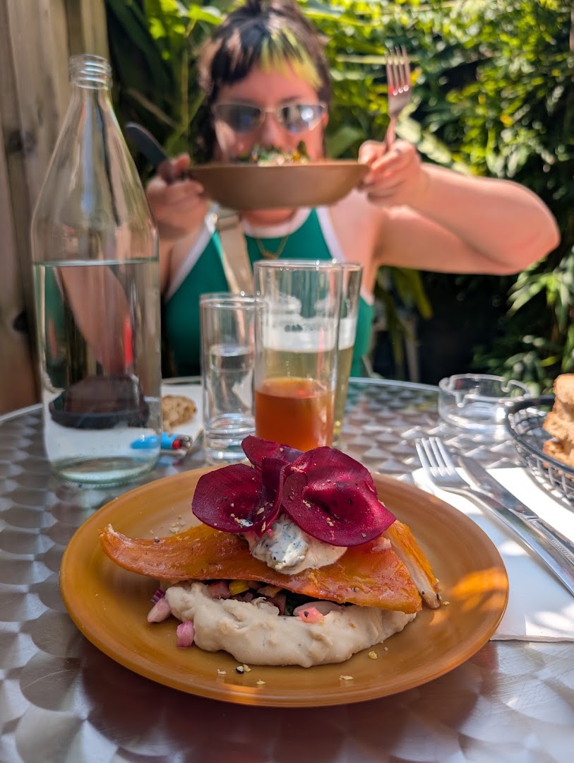 Giragi: appetizing food shot with atmosphere