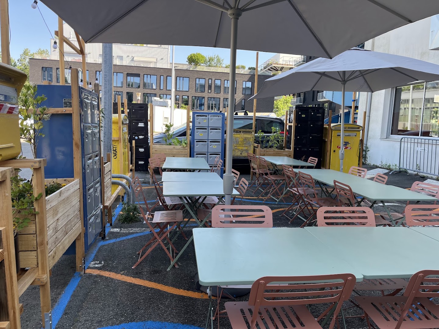 À la Carte Postale: clear photo of restaurant terrace