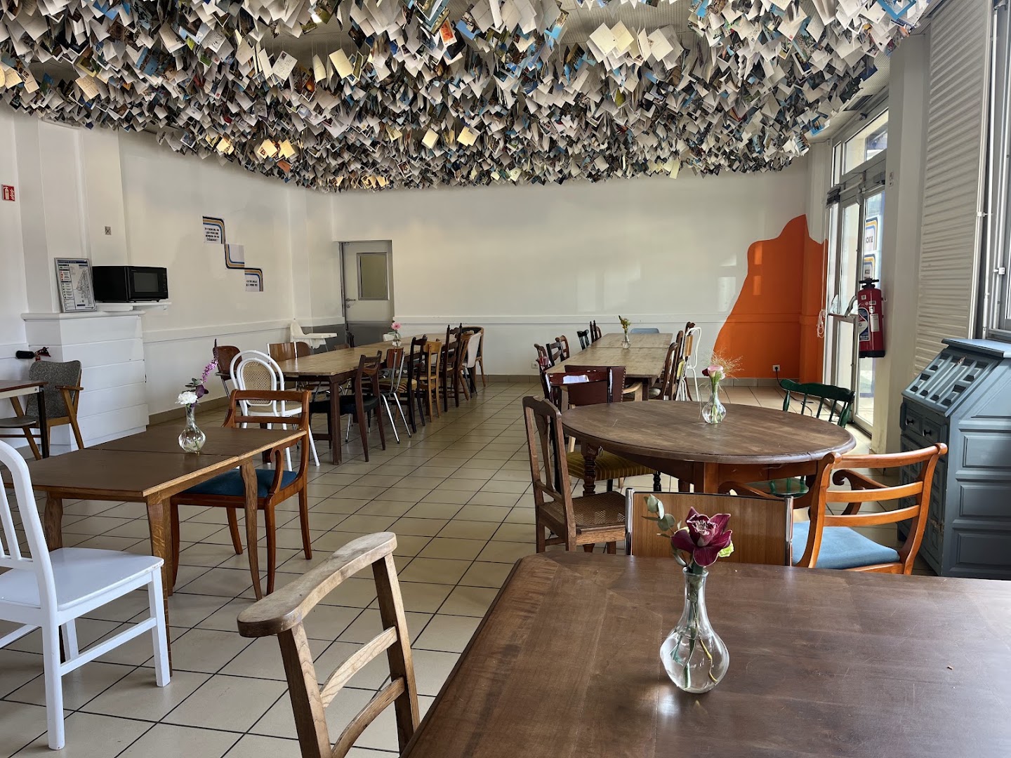 À la Carte Postale: clear photo showing restaurant interior