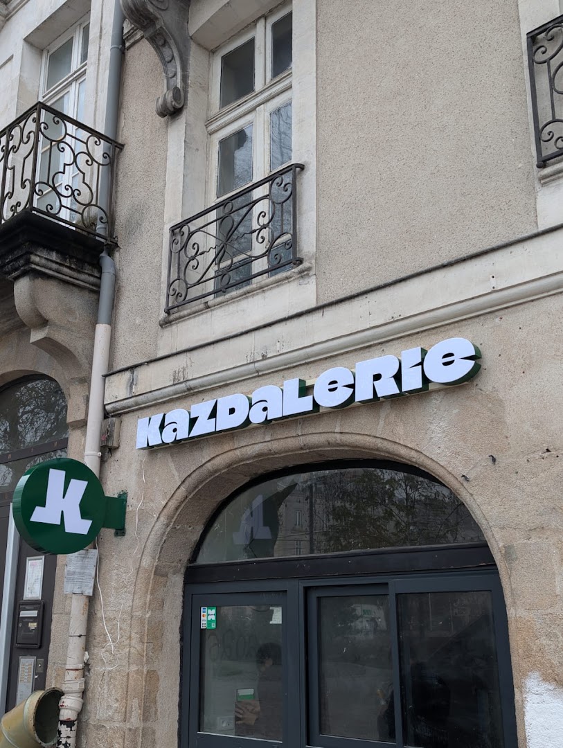 La Kazdalerie: clear exterior shot of venue